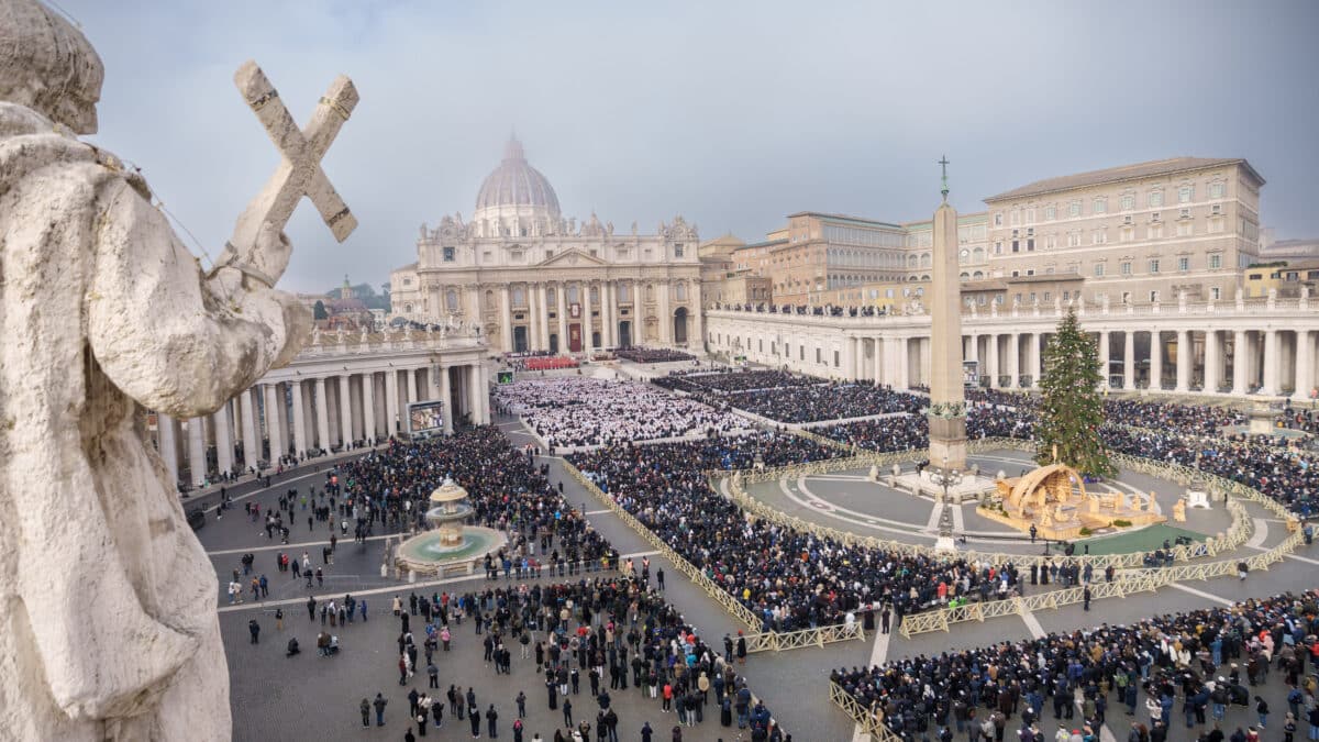 Fieles acuden al funeral de Benedicto XVI el 5 de enero de 2023