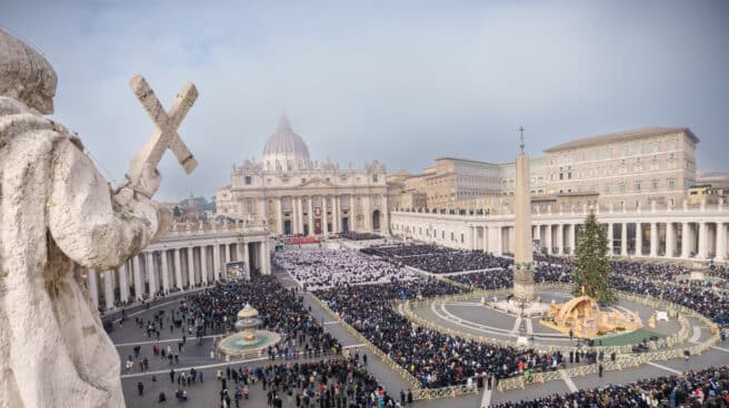 Fieles acuden al funeral de Benedicto XVI el 5 de enero de 2023