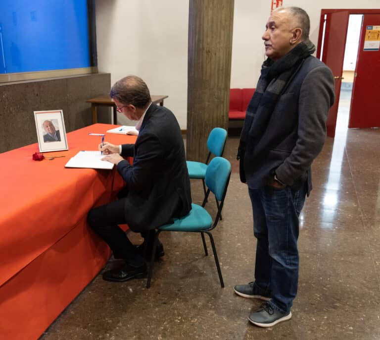 Feijóo visita la capilla ardiente de Nicolás Redondo y lo reivindica como "fuente para inspirarse"