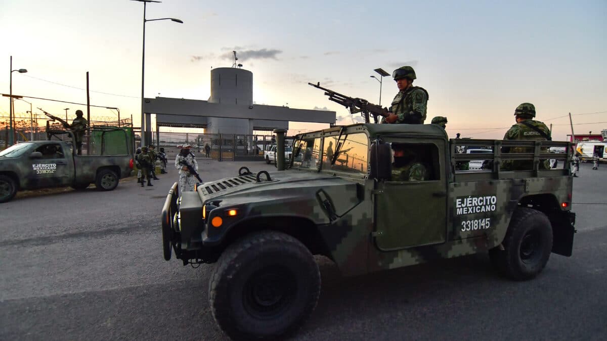 Ejército Mexicano en compañía de la Guardia Nacional llegan al Centro de Readaptación, donde el hijo de Joaquín Guzmán 'el Chapo' fue ingresado en helicóptero