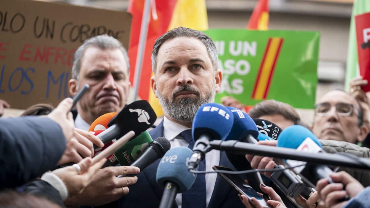 El presidente de Vox, Santiago Abascal, ofrece declaraciones a los medios sobre la renovación del Tribunal Constitucional (TC), a las puertas de la sede del TC, a 13 de enero de 2023