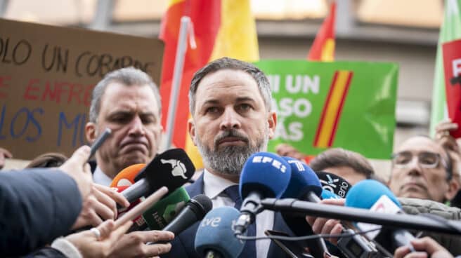 El presidente de Vox, Santiago Abascal, ofrece declaraciones a los medios sobre la renovación del Tribunal Constitucional (TC), a las puertas de la sede del TC, a 13 de enero de 2023