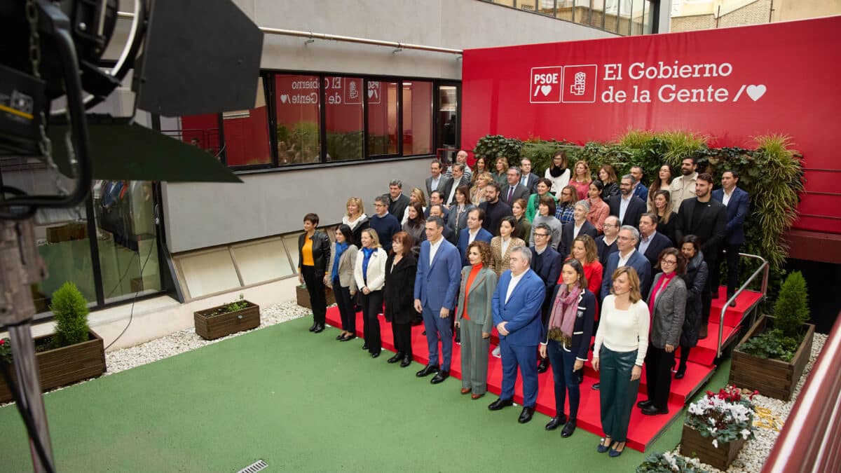 Foto de familia del secretario general del PSOE y presidente del Gobierno, Pedro Sánchez (c), junto a varios ministros del Gobierno y demás miembros del PSOE, a su llegada a la reunión de la Ejecutiva Federal del PSOE, en la sede del partido, a 13 de enero de 2023, en Madrid (España). Sánchez analiza durante la reunión los retos del nuevo año electoral. El encuentro sirve para fortalecer la coordinación entre Ferraz y Moncloa ante las elecciones autonómicas y municipales del próximo mes de mayo y las generales, previstas en diciembre. Esta es la segunda reunión de la Ejecutiva Federal del PSOE que tiene lugar esta semana tras la del pasado lunes, que fue la primera del año.