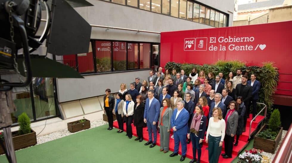 Foto de familia del secretario general del PSOE y presidente del Gobierno, Pedro Sánchez (c), junto a varios ministros del Gobierno y demás miembros del PSOE, a su llegada a la reunión de la Ejecutiva Federal del PSOE, en la sede del partido, a 13 de enero de 2023, en Madrid (España). Sánchez analiza durante la reunión los retos del nuevo año electoral. El encuentro sirve para fortalecer la coordinación entre Ferraz y Moncloa ante las elecciones autonómicas y municipales del próximo mes de mayo y las generales, previstas en diciembre. Esta es la segunda reunión de la Ejecutiva Federal del PSOE que tiene lugar esta semana tras la del pasado lunes, que fue la primera del año.