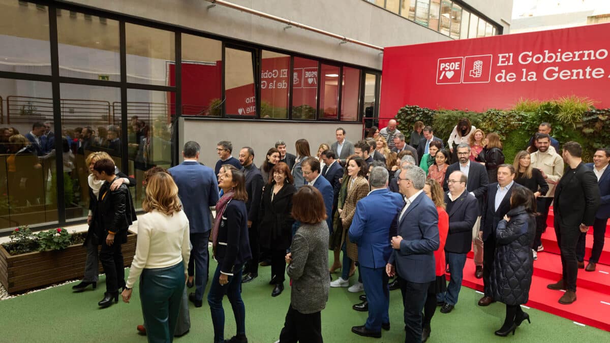 Varios ministros del Gobierno y demás miembros del PSOE, después de posar en la foto de familia, antes de comenzar la reunión de la Ejecutiva Federal del PSOE, en la sede del partido, a 13 de enero de 2023, en Madrid (España). Sánchez analiza durante la reunión los retos del nuevo año electoral. El encuentro sirve para fortalecer la coordinación entre Ferraz y Moncloa ante las elecciones autonómicas y municipales del próximo mes de mayo y las generales, previstas en diciembre. Esta es la segunda reunión de la Ejecutiva Federal del PSOE que tiene lugar esta semana tras la del pasado lunes, que fue la primera del año. 13 ENERO 2023;EJECUTIVA FEDERAL;PSOE RETOS;AÑO ELECTORAL Jesús Hellín / Europa Press 13/1/2023