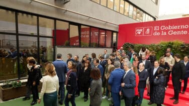 El PSOE maneja el escenario de que el PP tumbe a Feijóo tras el 28-M y lo reemplace por Ayuso o Moreno