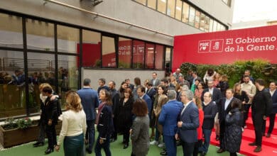 El PSOE maneja el escenario de que el PP tumbe a Feijóo tras el 28-M y lo reemplace por Ayuso o Moreno