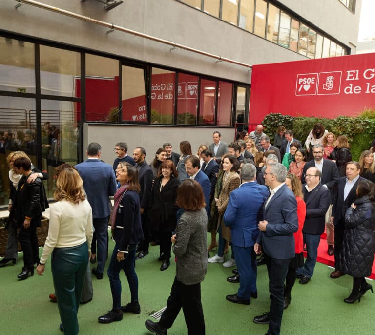 El PSOE maneja el escenario de que el PP tumbe a Feijóo tras el 28-M y lo reemplace por Ayuso o Moreno