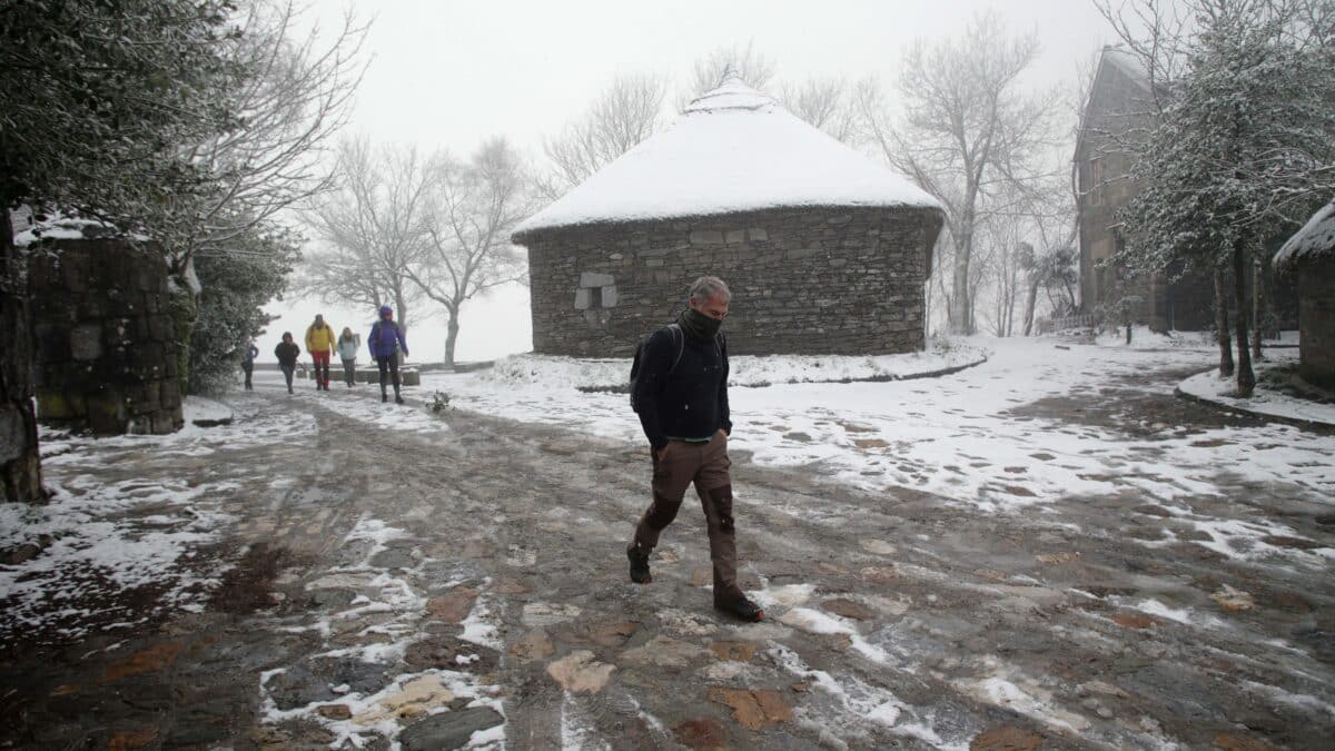 Varias personas caminan en la parroquia de O Cebreiro, a 15 de enero de 2023, en Pedrafita do Cebreiro, Lugo, Galicia, (España).