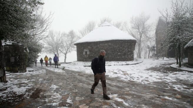 Nieve en cotas bajas y aviso amarillo en áreas de montaña en Galicia Varias personas caminan en la parroquia de O Cebreiro, a 15 de enero de 2023, en Pedrafita do Cebreiro, Lugo, Galicia, (España).