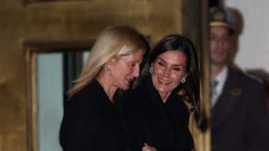 La Reina Letizia y Marie Chantal, sonrientes y cogidas del brazo ponen fin a los rumores sobre una mala relación