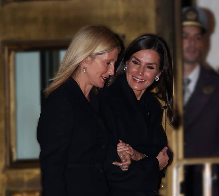 La Reina Letizia y Marie Chantal, sonrientes y cogidas del brazo ponen fin a los rumores sobre una mala relación
