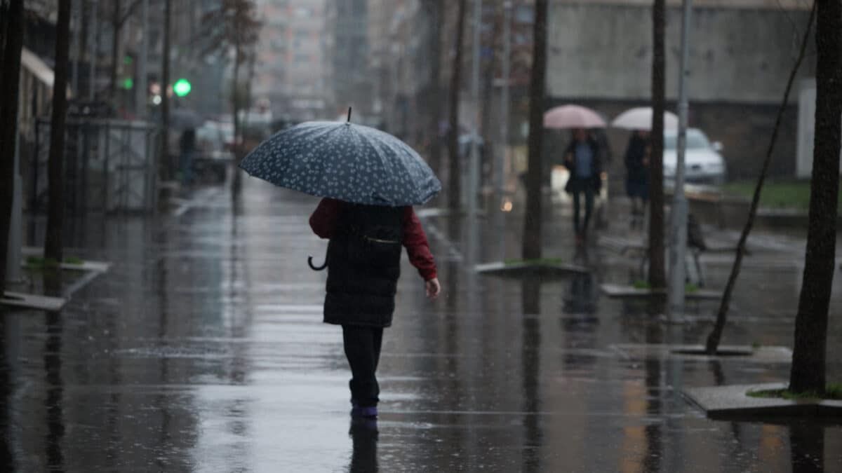 Una persona con paraguas para protegerse de la lluvia