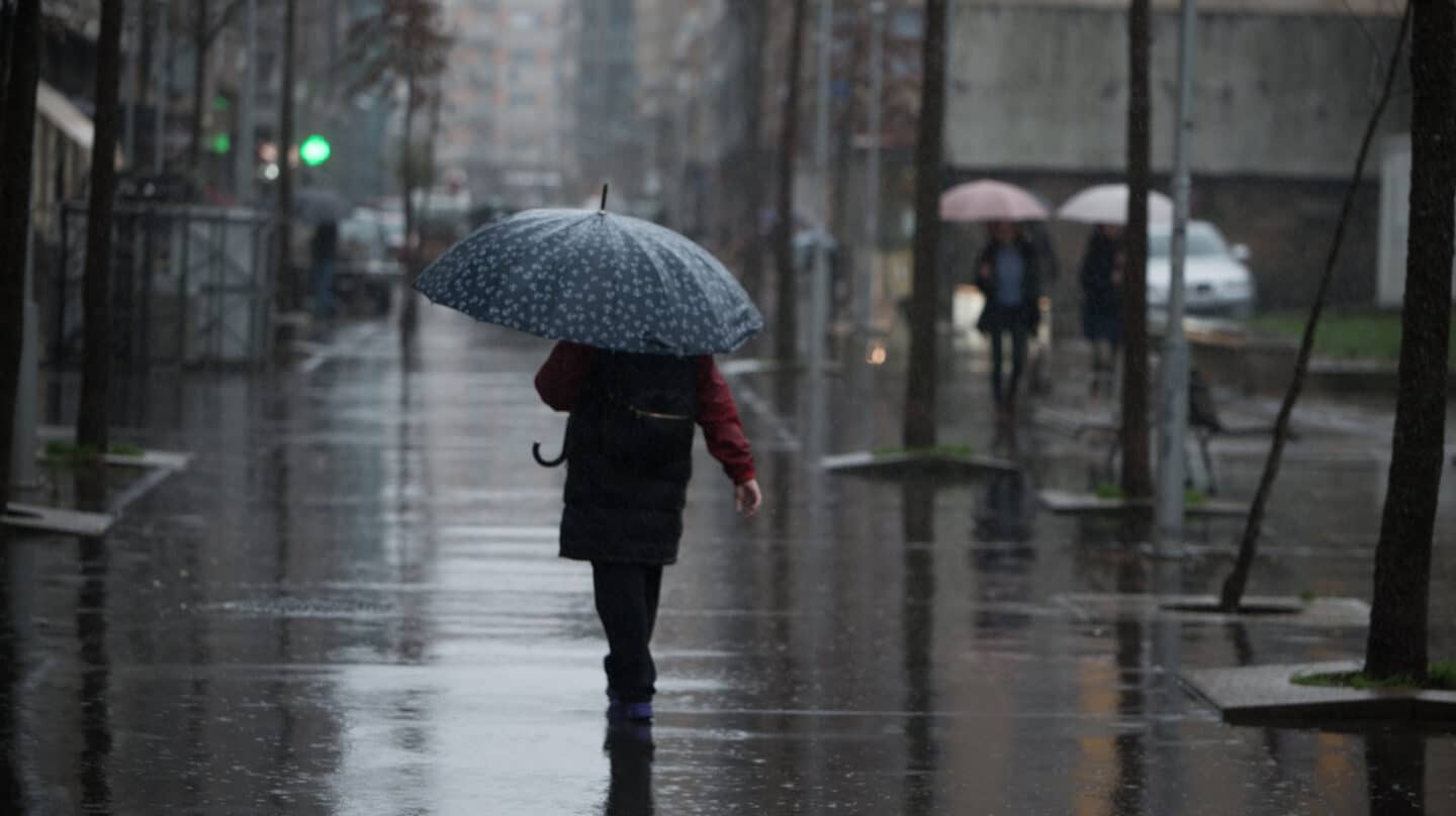 Una persona con paraguas para protegerse de la lluvia