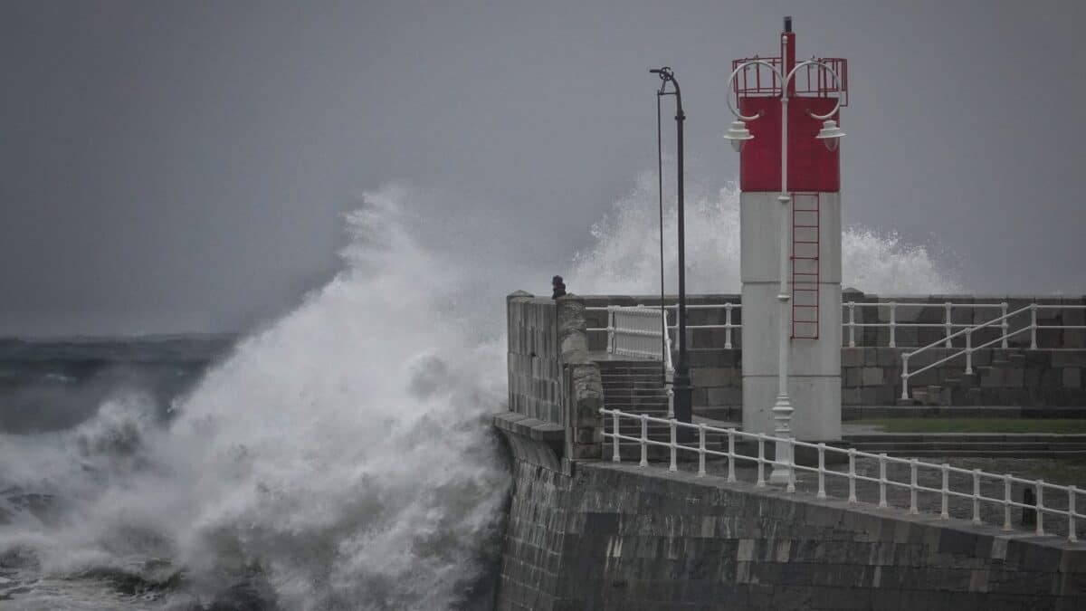 Oleaje en el puerto de Ribadesella (Asturias).