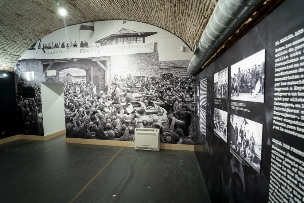 Expositores con objetos reales de Mauthausen en la exposición ‘Mauthausen: memorias compartidas’,