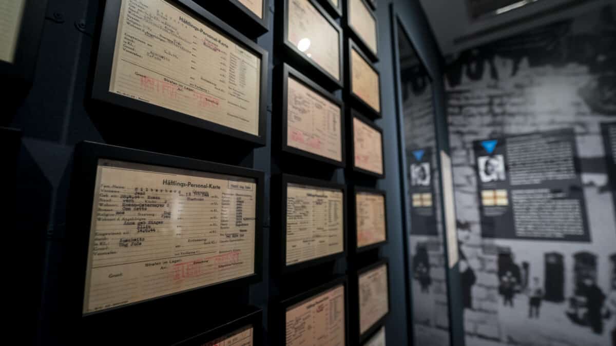 Expositores con objetos reales de Mauthausen en la exposición ‘Mauthausen: memorias compartidas’