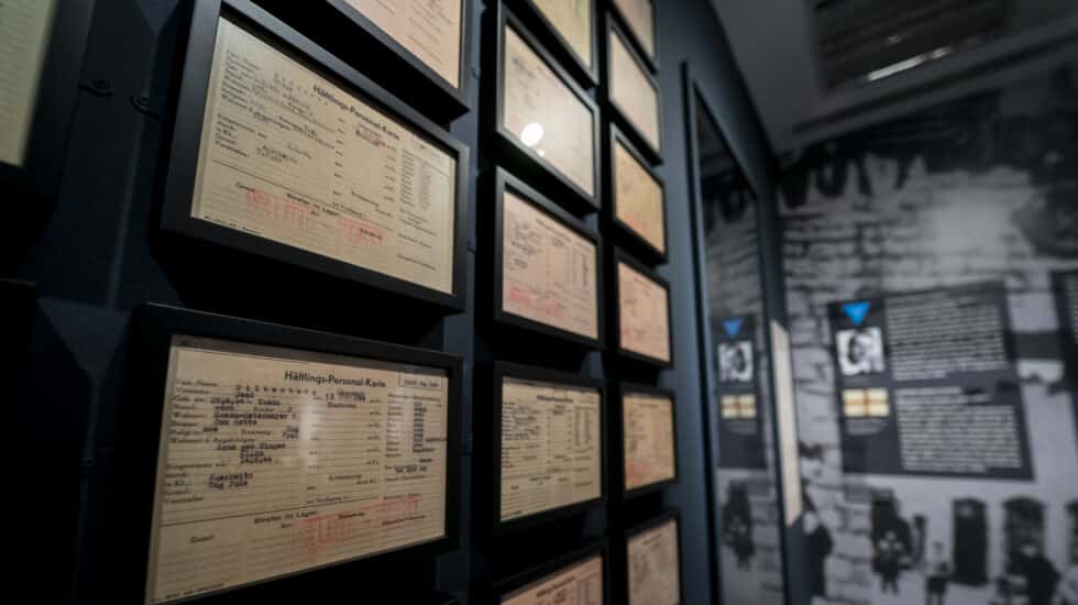Expositores con objetos reales de Mauthausen en la exposición ‘Mauthausen: memorias compartidas’