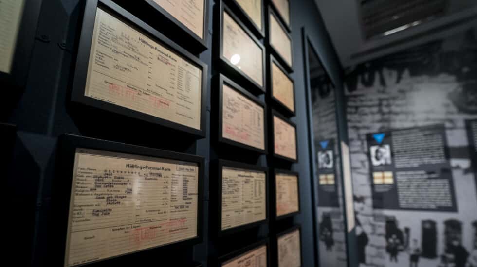 Visita a la exposición ‘Mauthausen: memorias compartidas'’ Expositores con objetos reales de Mauthausen en la exposición ‘Mauthausen: memorias compartidas’