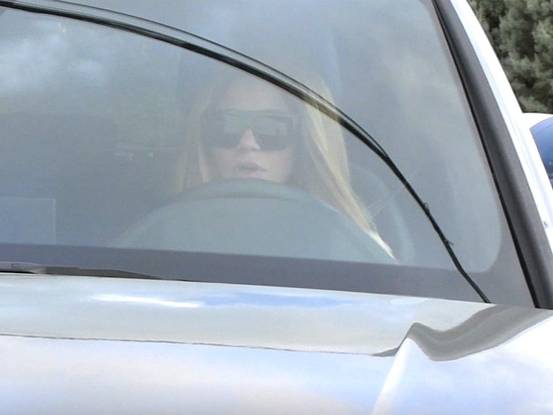 Shakira, en su coche con gafas de sol, impasible ante los rumores de crisis entre Piqué y Clara Chía a raíz de su canción con Bzrp
