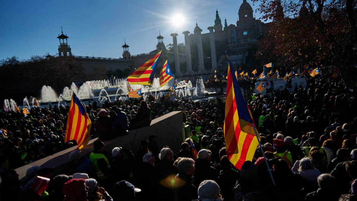 Varias personas con banderas de la estelada participan en la manifestación ‘Aquí no s'ha acabat res' contra la Cumbre Hispano-Francesa, a 19 de enero de 2023