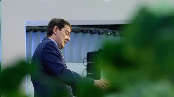 El presidente de la Junta de Castilla y León, Alfonso Fernández Mañueco, interviene durante la tercera jornada de la Feria Internacional de Turismo, Fitur 2023, en IFEMA Madrid, a 20 de enero de 2023, en Madrid (España). Castilla y León se presenta en la feria como un destino internacional en turismo patrimonial y enogastronómico. Mañueco llega hoy a Fitur en mitad de la polémica desatada tras el anuncio por parte del vicepresidente de la Junta de Castilla y León de Vox, Juan García-Gallardo, sobre las medidas antiabortistas. El Ejecutivo central ha hecho un requerimiento oficial a la Consejería de Sanidad de Castilla y León para que se abstenga de aprobar o aplicar alguna medida que vulnere la actual normativa con respecto a la Interrupción Voluntaria del Embarazo (IVE).