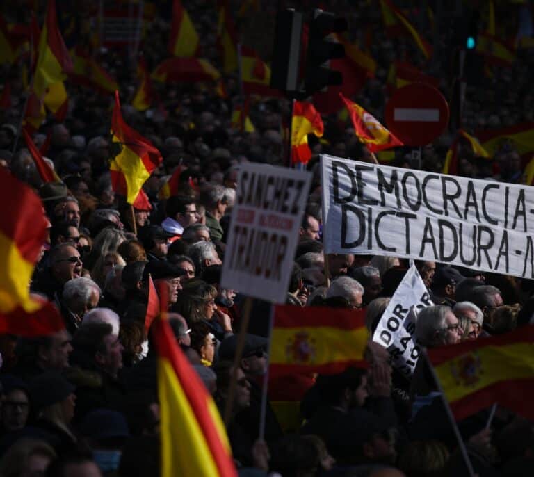 Cibeles se llena para pedir la dimisión de Sánchez con el tímido apoyo de PP y Ciudadanos