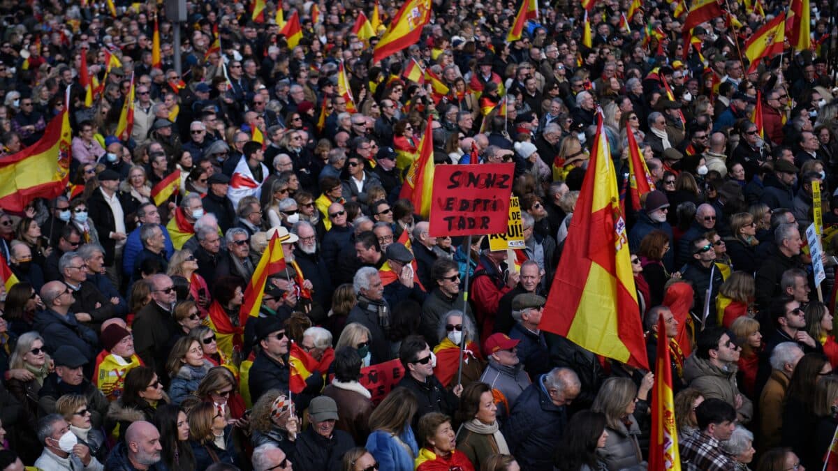 Centenares de personas se manifiestan contra el Gobierno de Pedro Sánchez, en Cibeles, a 21 de enero de 2023, en Madrid (España).