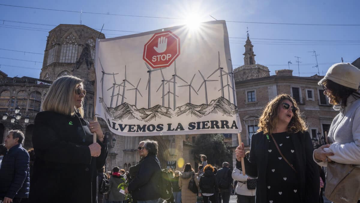 Centenares de personas en una manifestación contra el "fraude" de la transición energética