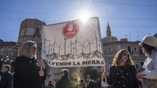 Centenares de personas en una manifestación contra el "fraude" de la transición energética Centenares de personas en una manifestación contra el "fraude" de la transición energética