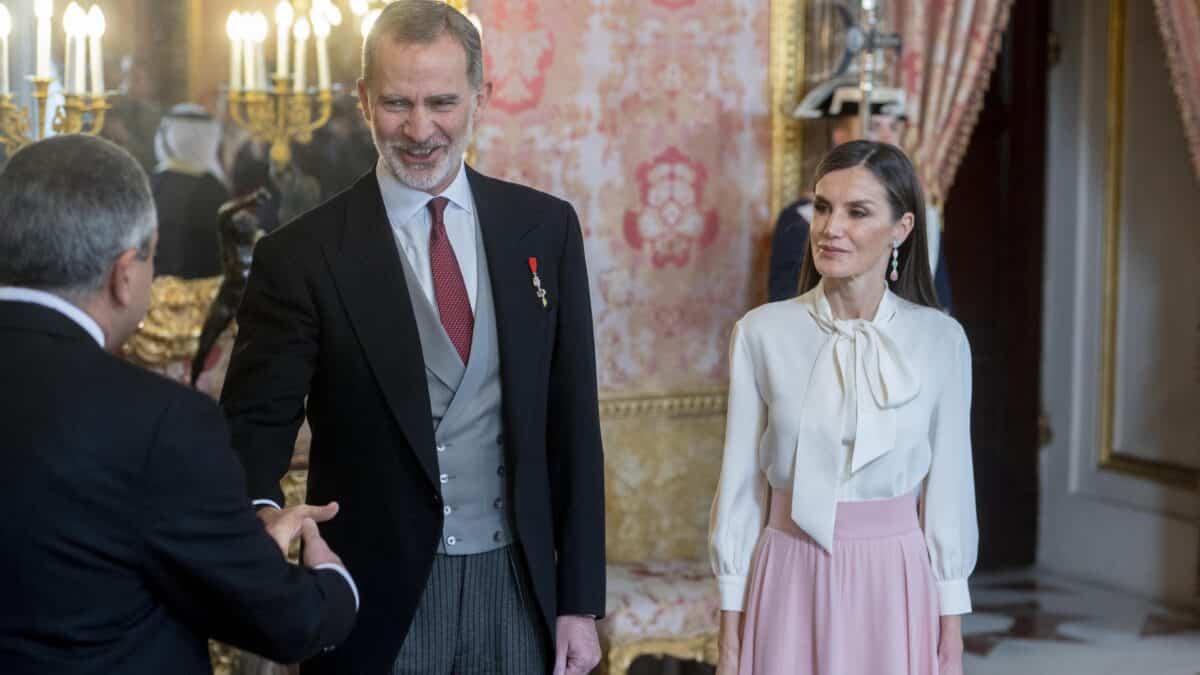 El Rey Felipe VI y la Reina Letizia, durante la recepción al cuerpo diplomático acreditado en España, en el Palacio Real.