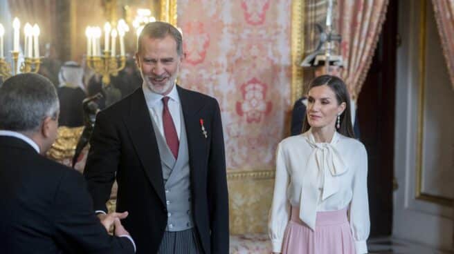El Rey Felipe VI y la Reina Letizia, durante la recepción al cuerpo diplomático acreditado en España, en el Palacio Real.