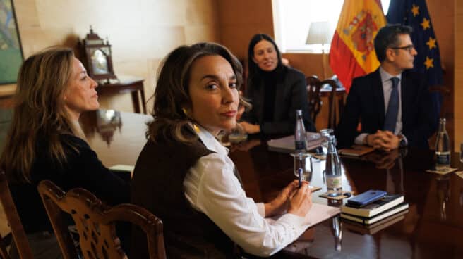 Bolaños se reúne con Cuca Gamarra para abordar la reforma del artículo 49 de la Constitución