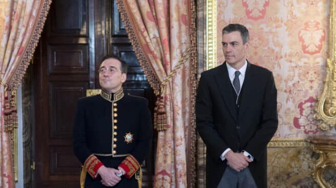 Los Reyes participan en la recepción anual del Cuerpo Diplomático acreditado en España El presidente del Gobierno, Pedro Sánchez (d), y el ministro de Asuntos Exteriores, Unión Europea y Cooperación, José Manuel Albares, durante la recepción al cuerpo diplomático acreditado en España, en el Palacio Real, a 25 de enero de 2023, en Madrid (España). Los Reyes Felipe y Letizia reciben como cada año al Cuerpo Diplomático acreditado en España, compuesto en total por 126 Embajadas residentes en nuestro país y casi 800 Consulados, 153 de carrera y más de 600 honorarios. Además, otros 49 países están acreditados ante España, pero tienen residencia en París, Londres, Bruselas o Ginebra. Por otro lado, 42 organismos internacionales tienen sede en España. El Diplomático es el funcionario público experto en relaciones internacionales con vistas a ser acreditados ante otros Estados y también en Organismos Internacionales con carácter representativo. 25 ENERO 2023;REYES;REALEZA;DIPLOMACIA; EUROPA PRESS/A.Ortega.POOL / Europa Press 25/1/2023