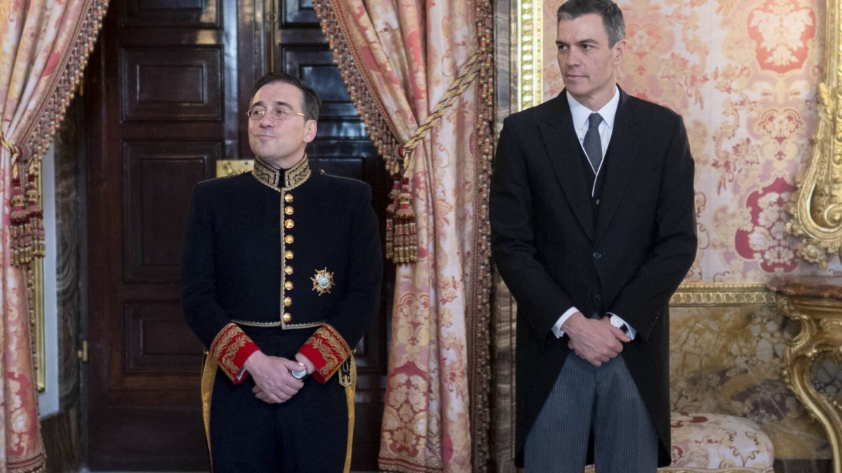 El presidente del Gobierno, Pedro Sánchez (d), y el ministro de Asuntos Exteriores, Unión Europea y Cooperación, José Manuel Albares, durante la recepción al cuerpo diplomático acreditado en España, en el Palacio Real, a 25 de enero de 2023, en Madrid (España). Los Reyes Felipe y Letizia reciben como cada año al Cuerpo Diplomático acreditado en España, compuesto en total por 126 Embajadas residentes en nuestro país y casi 800 Consulados, 153 de carrera y más de 600 honorarios. Además, otros 49 países están acreditados ante España, pero tienen residencia en París, Londres, Bruselas o Ginebra. Por otro lado, 42 organismos internacionales tienen sede en España. El Diplomático es el funcionario público experto en relaciones internacionales con vistas a ser acreditados ante otros Estados y también en Organismos Internacionales con carácter representativo. 25 ENERO 2023;REYES;REALEZA;DIPLOMACIA; EUROPA PRESS/A.Ortega.POOL / Europa Press 25/1/2023