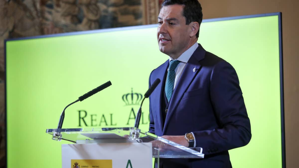El presidente de la Junta de Andalucía, Juanma Moreno, durante su intervención en el acto de firma de convenio para la línea 3 del metro de Sevilla.