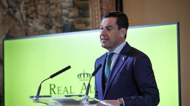 El presidente de la Junta de Andalucía, Juanma Moreno, durante su intervención en el acto de firma de convenio para la línea 3 del metro de Sevilla.