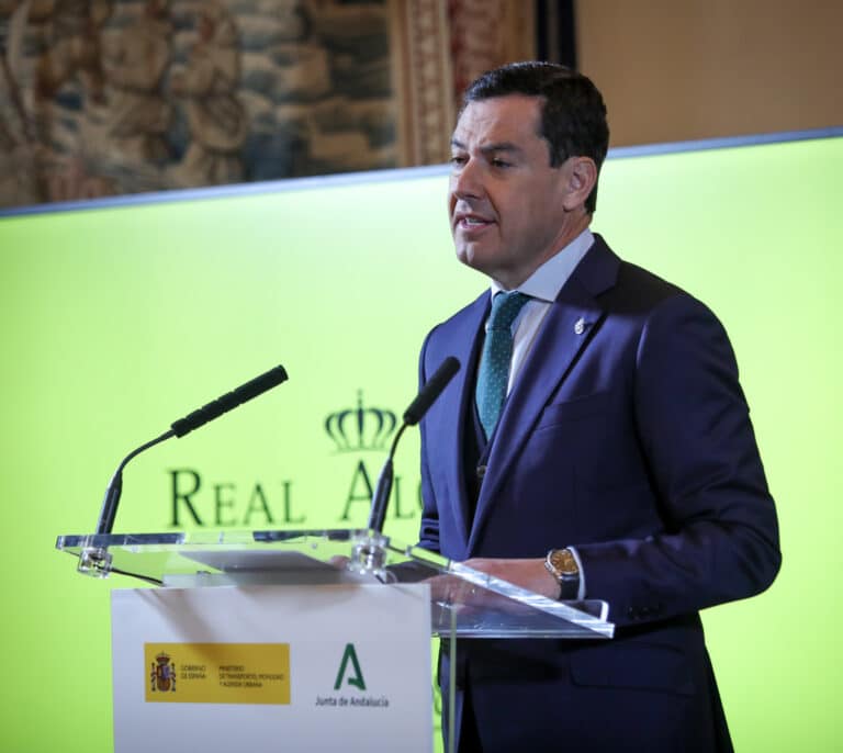 Juanma Moreno pide "prudencia" y Abascal reclama "no tolerar que el islamismo avance"