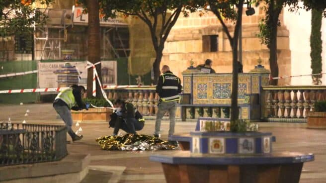 Fallece un sacristán y un cura herido en un ataque en diferentes iglesias en Algeciras (Cádiz) Efectivos sanitarios y policiales cubren el cadáver del sacristán fallecido en un ataque a diferentes iglesias