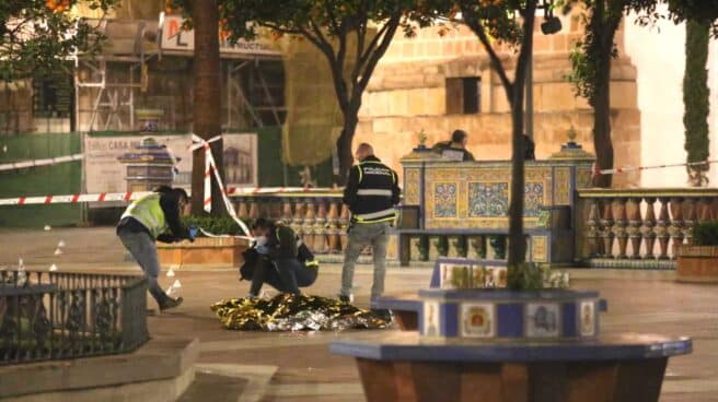 Efectivos sanitarios y policiales cubren el cadáver del sacristán fallecido en un ataque a diferentes iglesias