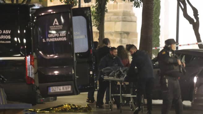 Qué se sabe del presunto autor del ataque contra las dos iglesias de Algeciras Momento del levantamiento del cadaver del sacristán por parte de los servicios funerarios