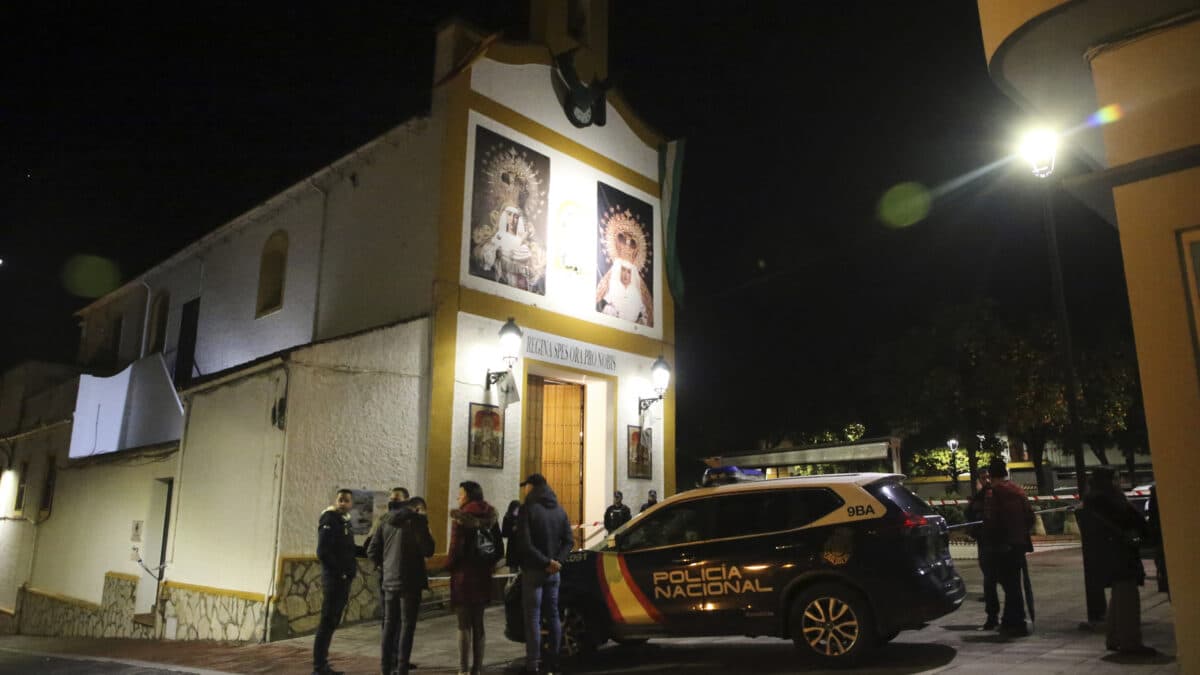 Policía junto a la iglesia de San Isidro de Algeciras.