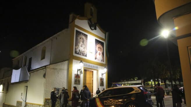 Policía junto a la iglesia de San Isidro de Algeciras.