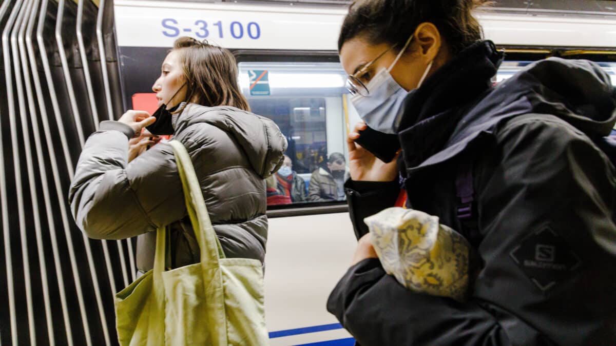 Pasajeros con mascarilla en el Metro Callao de Madrid.