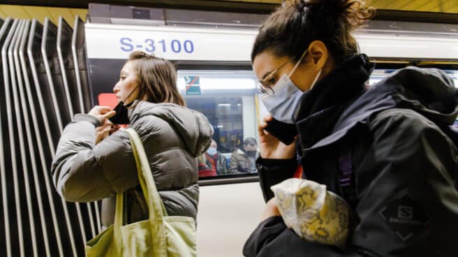 Pasajeros con mascarilla en el Metro Callao de Madrid. Pasajeros con mascarilla en el Metro Callao de Madrid.