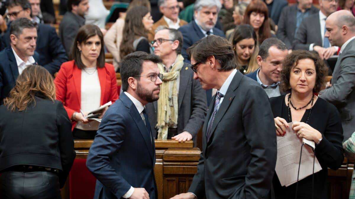 El presidente de la Generalitat, Pere Aragonès (i), y el líder del PSC, Salvador Illa (d), conversan durante una sesión plenaria en el Parlament, a 26 de enero de 2023, en Madrid (España). La moción del PSC que defiende la Ronda Nord en la B-40 en el Vallès llega al pleno del Parlament sin incorporar ninguna de las propuestas de ERC sobre esta infraestructura, y con las que los republicanos buscaban acercar posiciones para facilitar un acuerdo de Presupuestos con los socialistas. El PSC ha situado la Ronda Nord como condición para aprobar los Presupuestos de la Generalitat y, aunque se abrieron a estudiar las enmiendas de ERC --también sobre su propuesta para mejorar el Aeropuerto de Barcelona-- ya avisaron de que estaban lejos de su postura. 26 ENERO 2023;BARCELONA;CATALUNYA;B-40;PROPUESTAS ERC David Zorrakino / Europa Press 26/1/2023