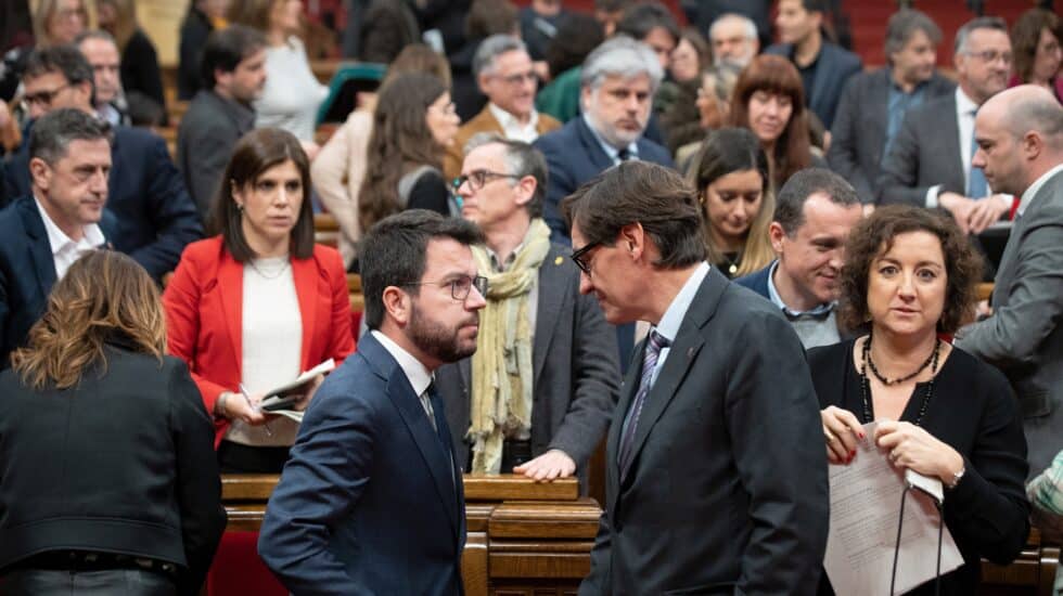 El presidente de la Generalitat, Pere Aragonès (i), y el líder del PSC, Salvador Illa (d), conversan durante una sesión plenaria en el Parlament, a 26 de enero de 2023, en Madrid (España). La moción del PSC que defiende la Ronda Nord en la B-40 en el Vallès llega al pleno del Parlament sin incorporar ninguna de las propuestas de ERC sobre esta infraestructura, y con las que los republicanos buscaban acercar posiciones para facilitar un acuerdo de Presupuestos con los socialistas. El PSC ha situado la Ronda Nord como condición para aprobar los Presupuestos de la Generalitat y, aunque se abrieron a estudiar las enmiendas de ERC --también sobre su propuesta para mejorar el Aeropuerto de Barcelona-- ya avisaron de que estaban lejos de su postura. 26 ENERO 2023;BARCELONA;CATALUNYA;B-40;PROPUESTAS ERC David Zorrakino / Europa Press 26/1/2023
