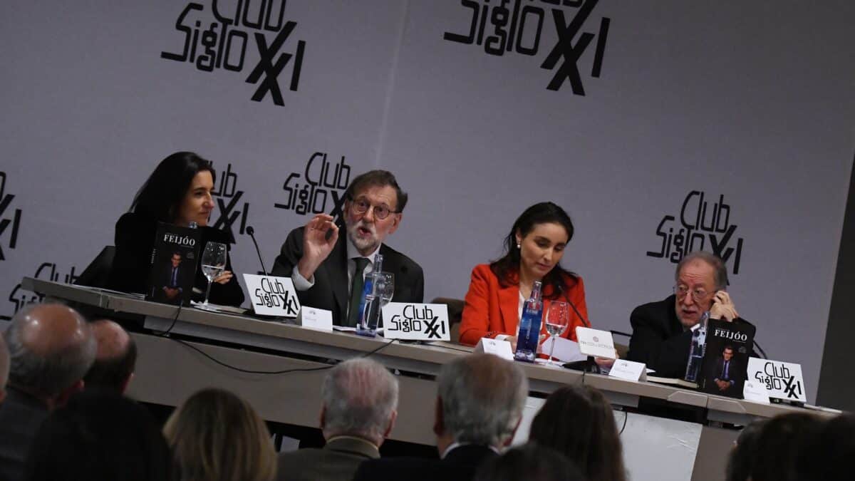 La responsable de Ediciones Nobel, Ana de la Calle, el expresidente del Gobierno, Mariano Rajoy, la empresaria Paloma Segrelles y el exvicepresidente de la Xunta de Galicia, Xosé Luis Barreiro Rivas, en la presentación del libro de Xosé Luis Barreiro Rivas 'A propósito de Feijóo'