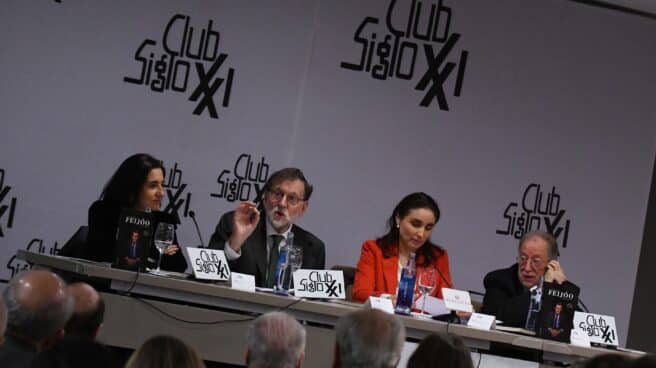 La responsable de Ediciones Nobel, Ana de la Calle, el expresidente del Gobierno, Mariano Rajoy, la empresaria Paloma Segrelles y el exvicepresidente de la Xunta de Galicia, Xosé Luis Barreiro Rivas, en la presentación del libro de Xosé Luis Barreiro Rivas 'A propósito de Feijóo'