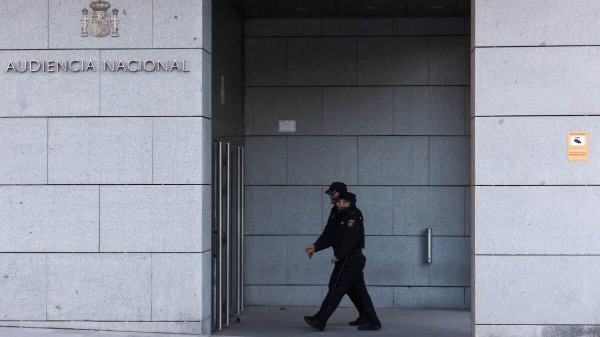 Dos agentes de policía caminan por la Audiencia Nacional, a 27 de enero de 2023, en Madrid (España)